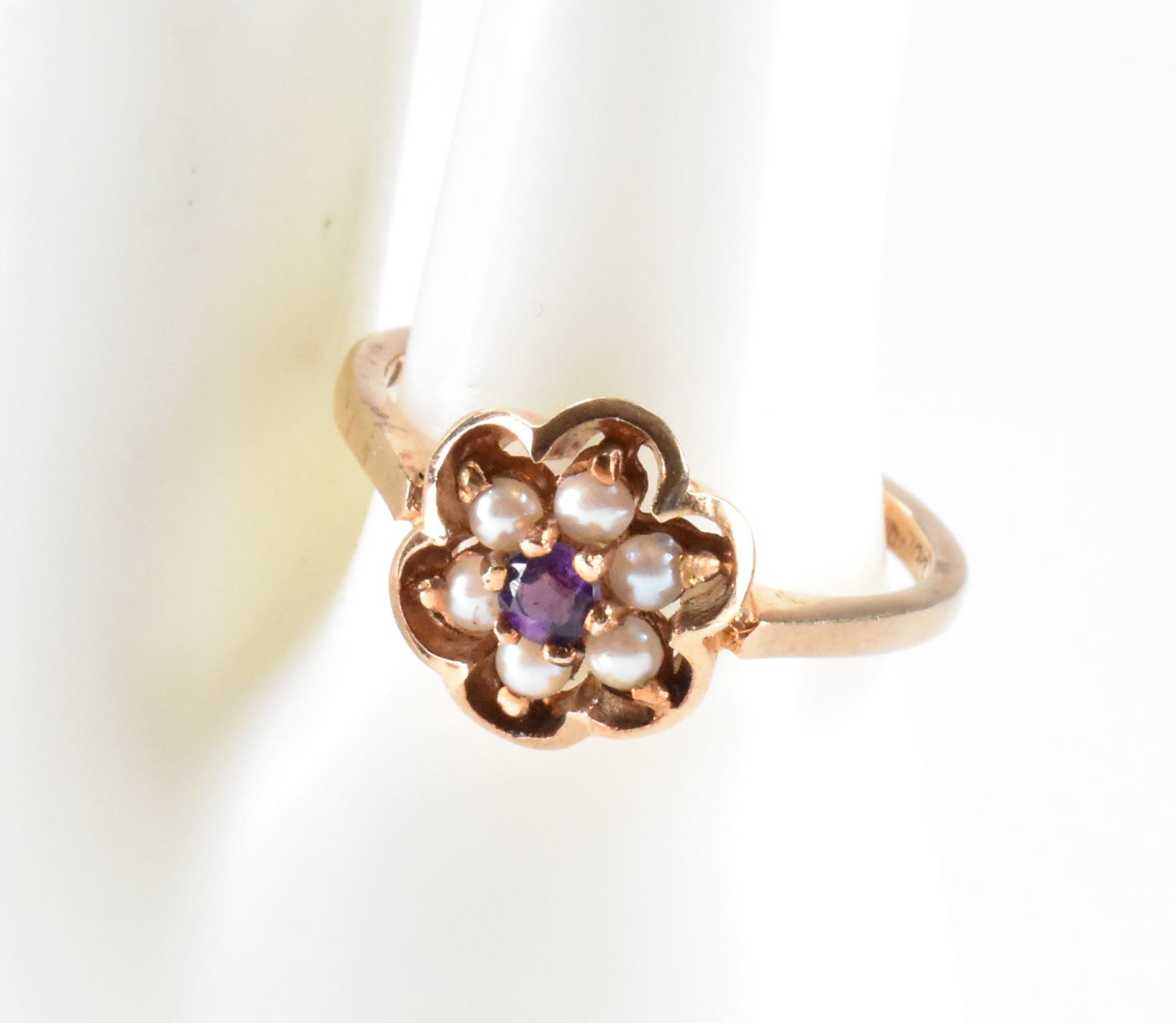 HALLMAKRED 9CT GOLD AMETHYST & SEED PEARL RING - Image 5 of 6