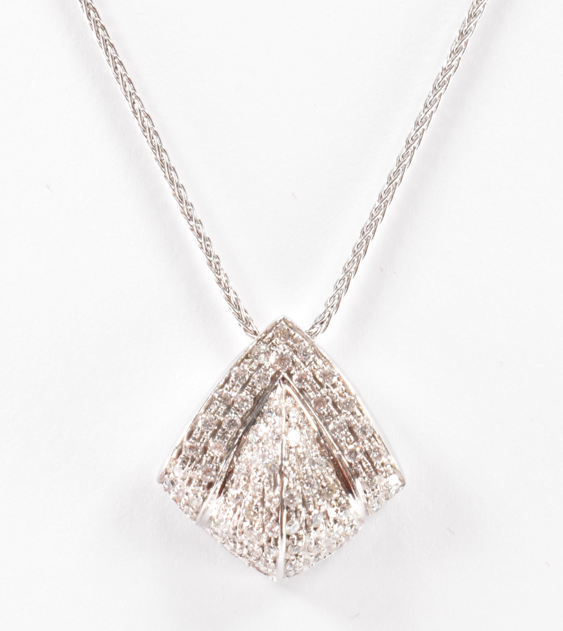 18CT WHITE GOLD & DIAMOND PENDANT NECKLACE