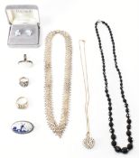 ASSORTMENT OF SILVER & COSTUME JEWELLERY