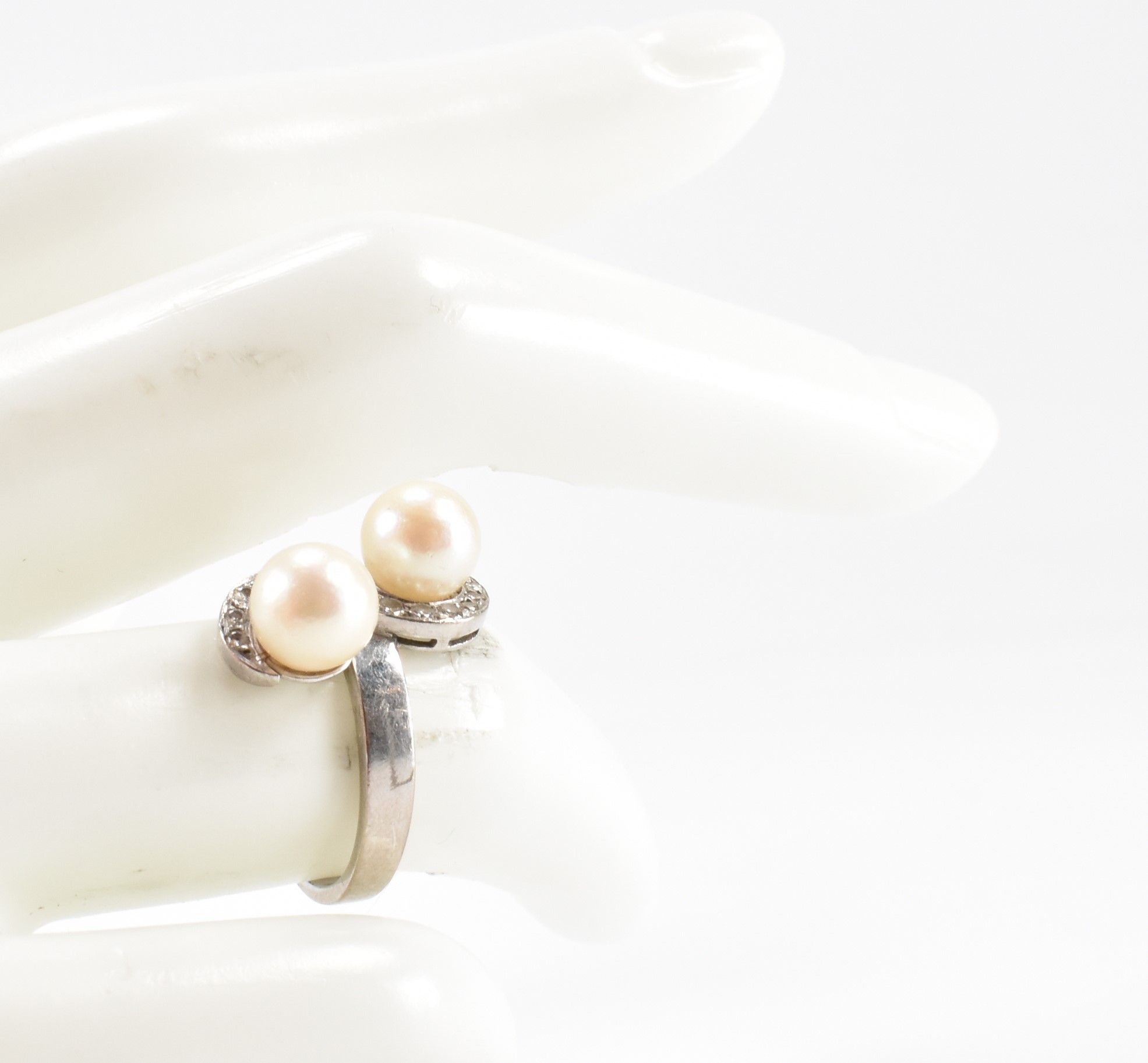 WHITE GOLD PEARL & DIAMOND CROSSOVER RING - Image 7 of 7