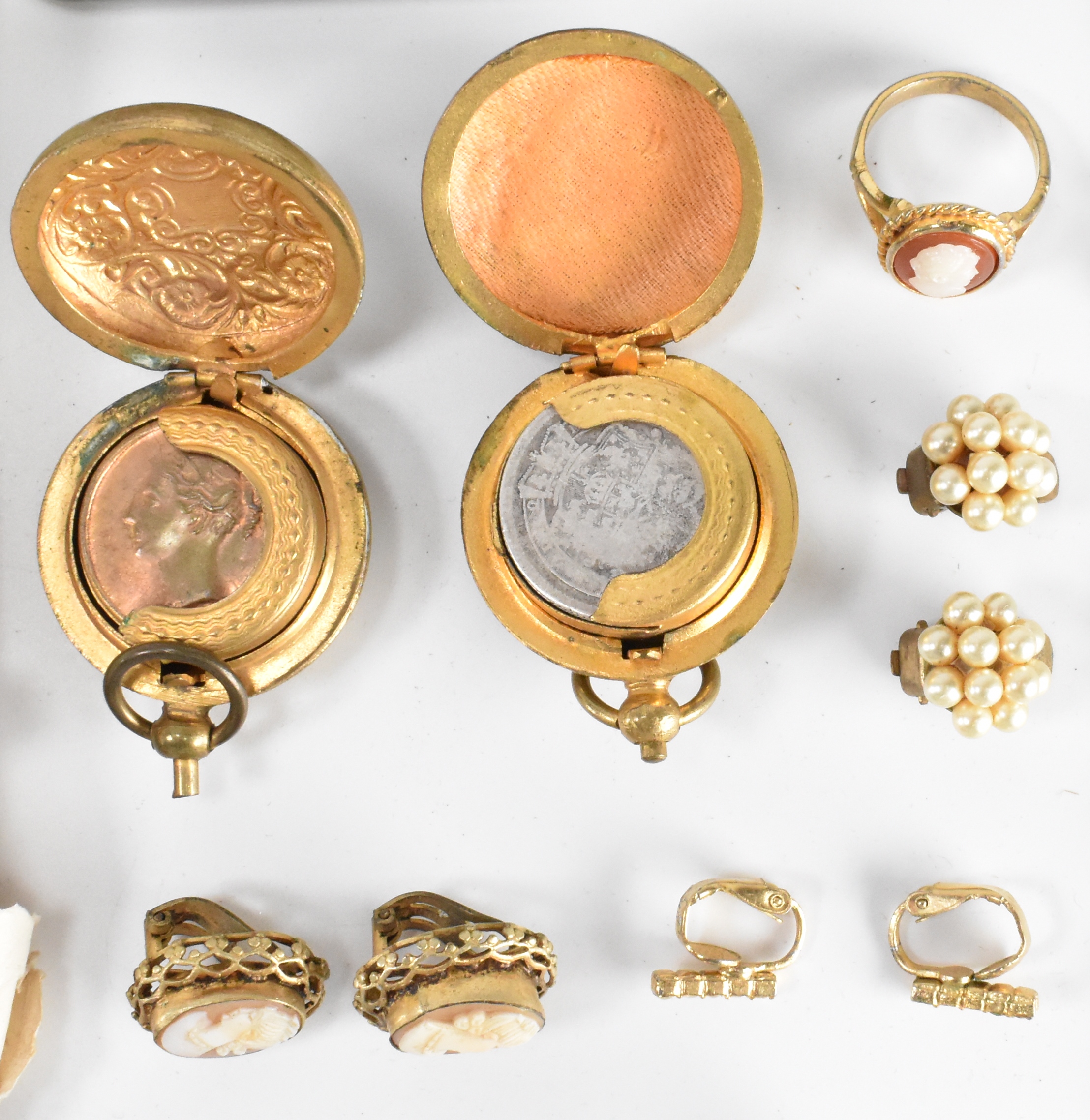 COLLECTION OF ANTIQUE & VINTAGE COSTUME JEWELLERY - Image 5 of 9