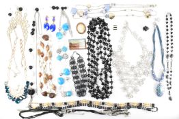 AN ASSORTED VINTAGE COLLECTION OF COSTUME JEWELLERY