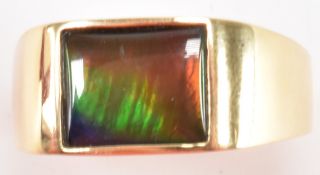 A GOLD & AMMOLITE SIGNET RING