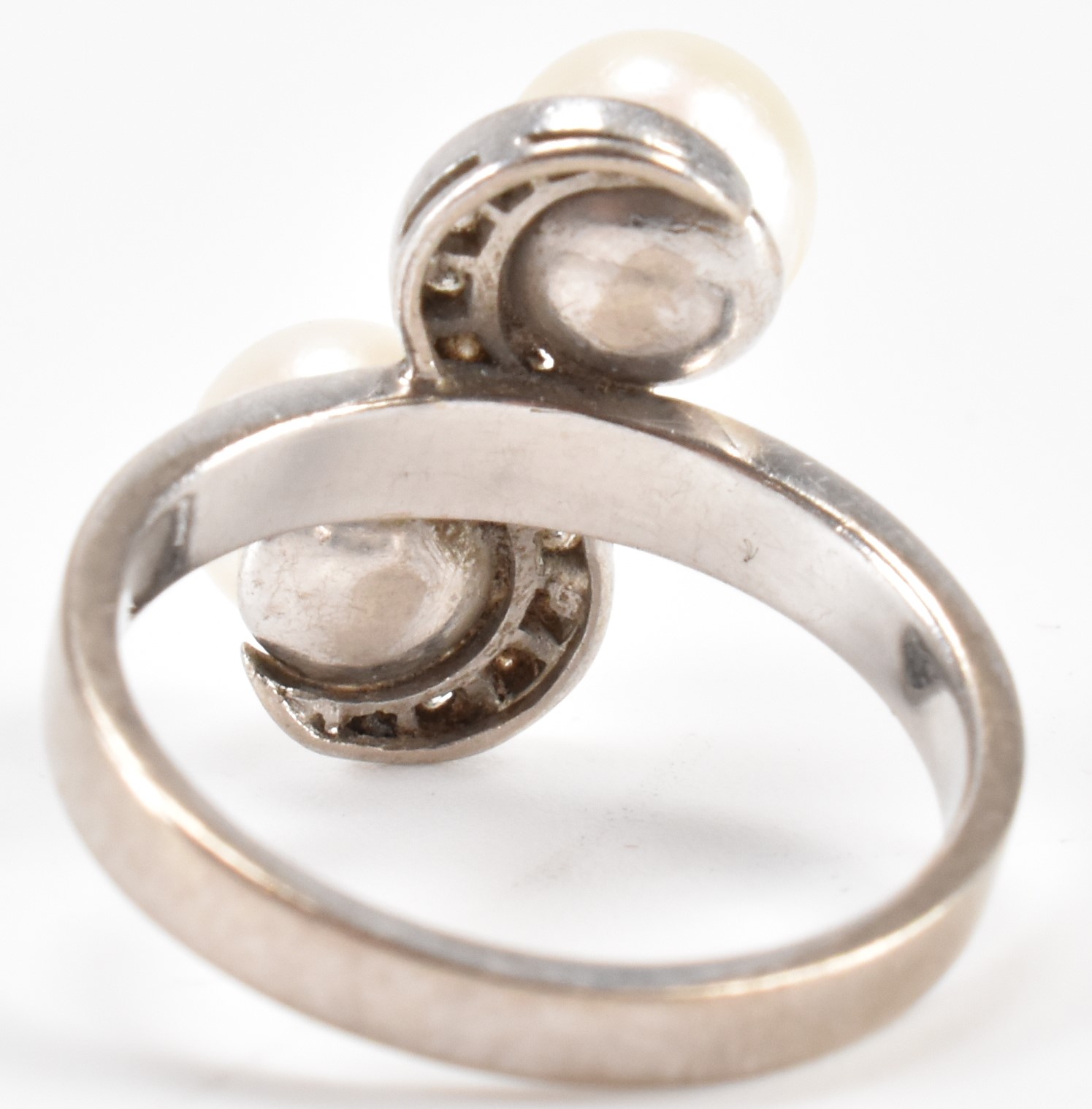 WHITE GOLD PEARL & DIAMOND CROSSOVER RING - Image 4 of 7