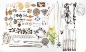 ASSORTMENT OF VINTAGE COSTUME JEWELLERY