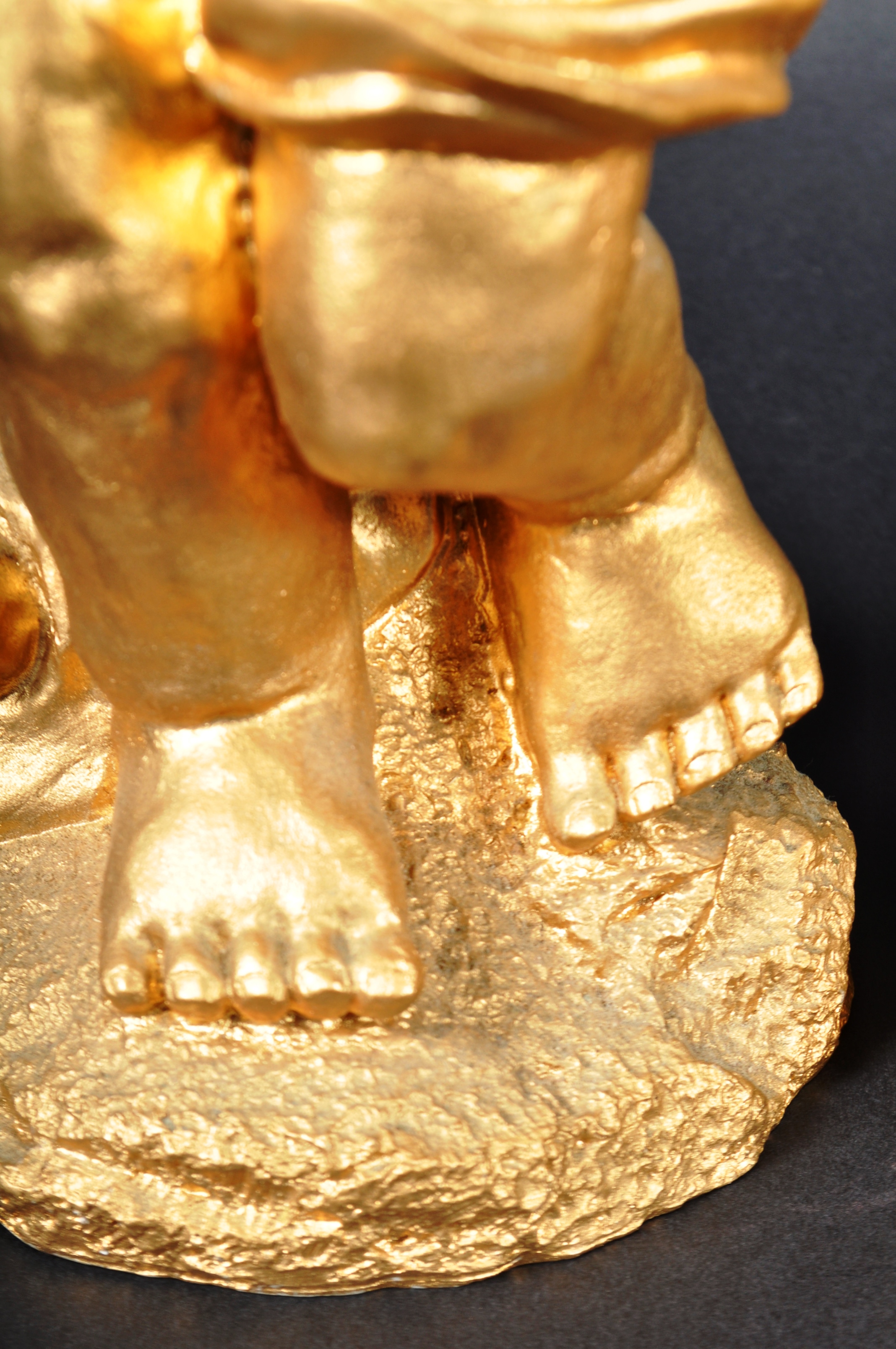 PAIR OF CONTEMPORARY GILT RESIN FIGURES MOULDED AS CHERUBS - Image 5 of 10
