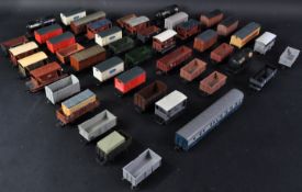 LARGE COLLECTION OF ASSORTED 00 GAUGE ROLLING STOCK WAGONS