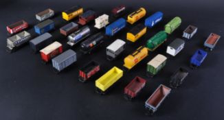 COLLECTION OF ASSORTED 00 GAUGE MODEL RAILWAY TRAINSET WAGONS