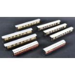 COLLECTION OF HORNBY 00 GAUGE MODEL RAILWAY CARRIAGES