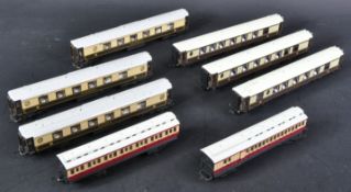 COLLECTION OF HORNBY 00 GAUGE MODEL RAILWAY CARRIAGES