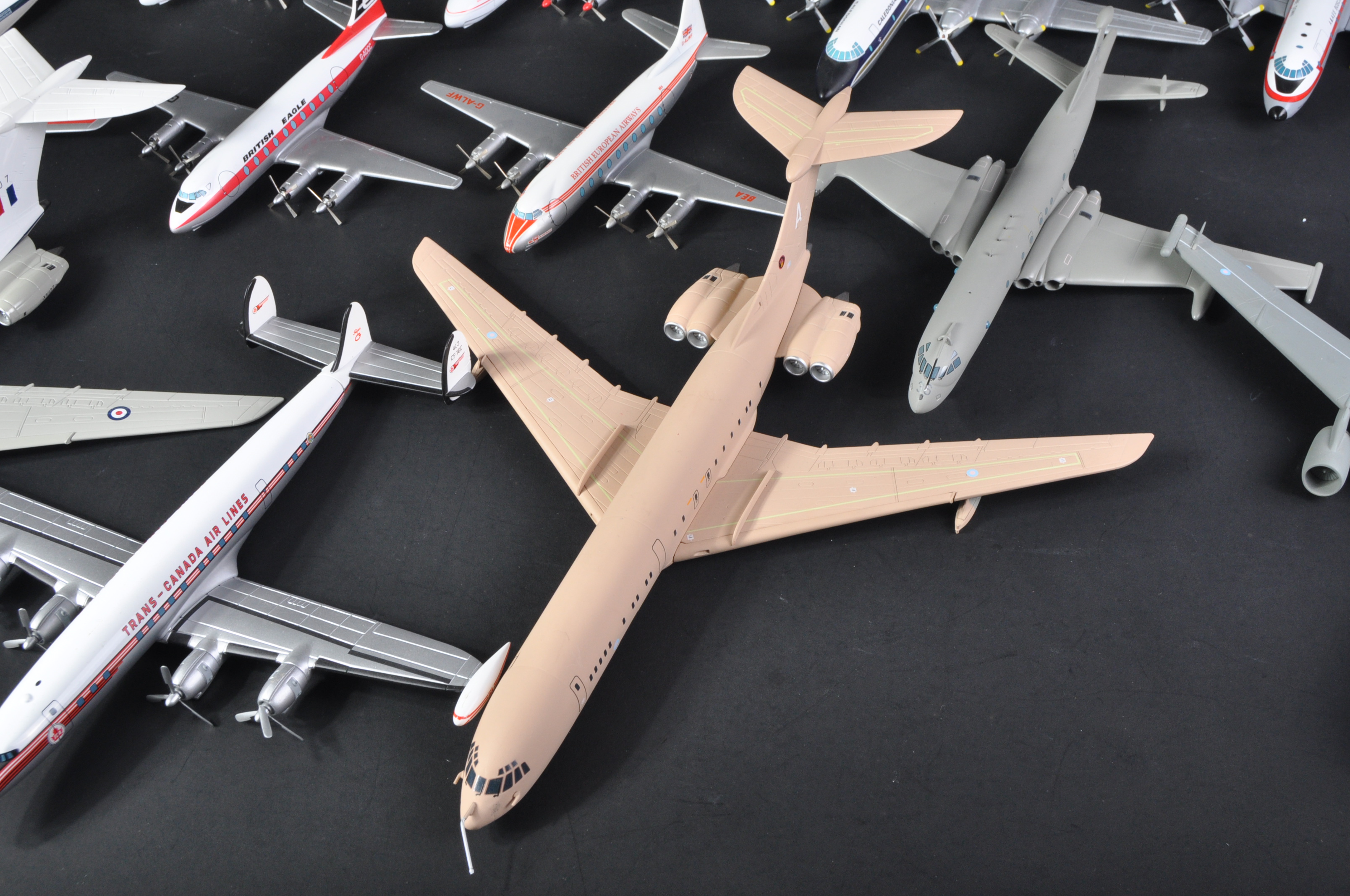 COLLECTION OF ASSORTED CORGI AVIATION ARCHIVE DIECAST PLANES - Image 3 of 5