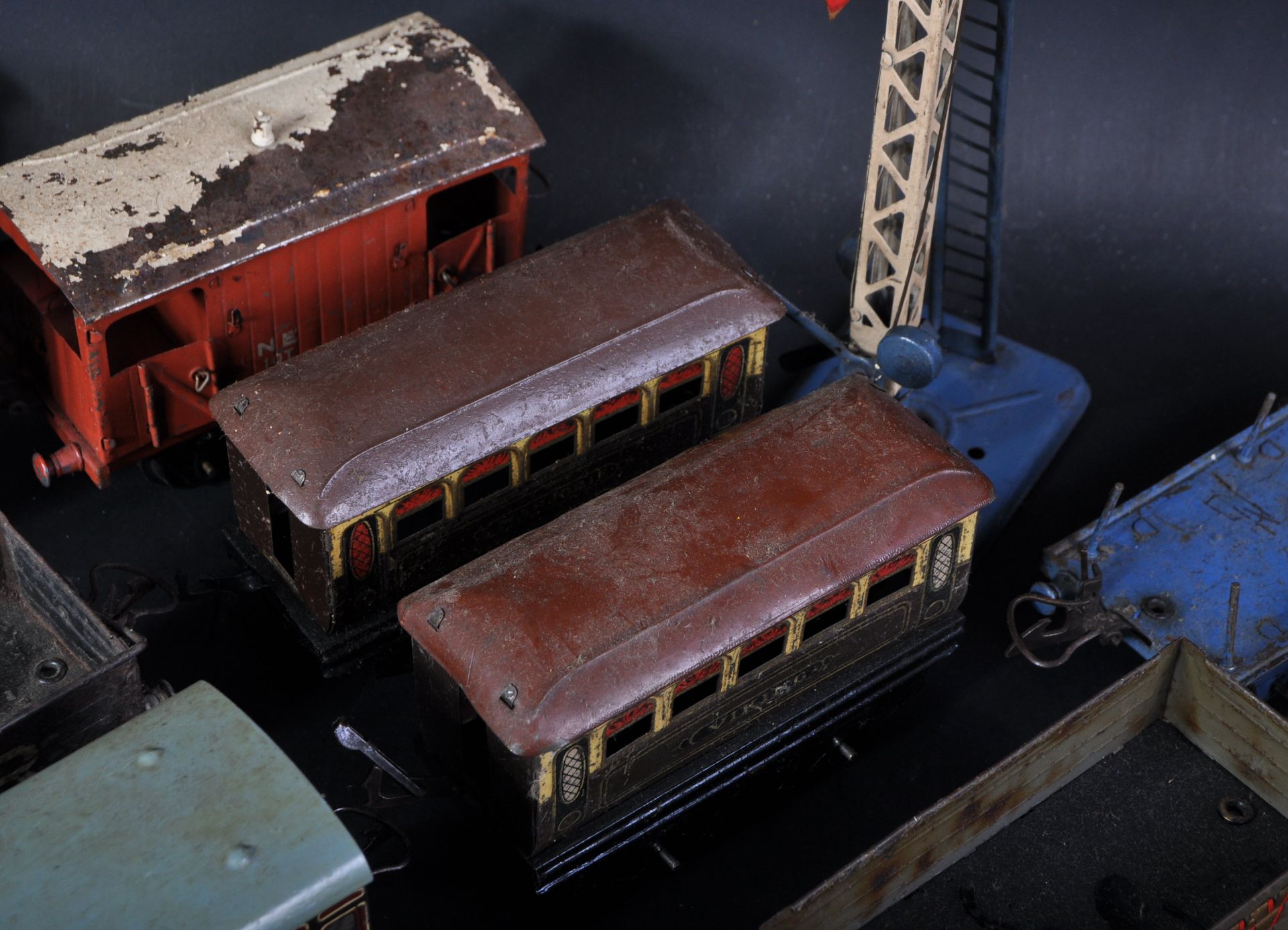 COLLECTION OF ASSORTED O GAUGE TIN PLATE LOCOMOTIVE WAGONS - Image 6 of 12