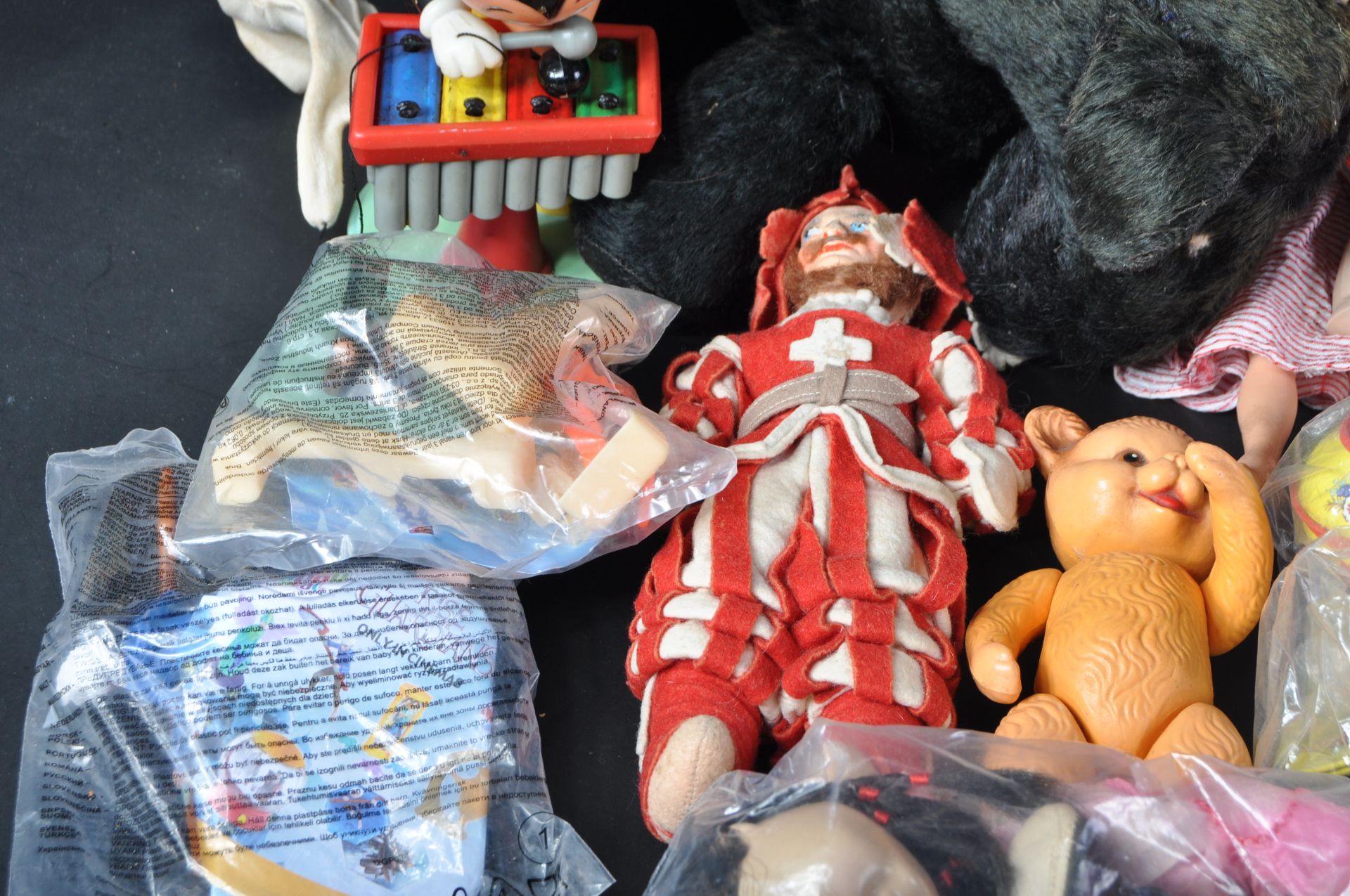 LARGE COLLECTION OF ASSORTED VINTAGE TOYS - Bild 4 aus 11