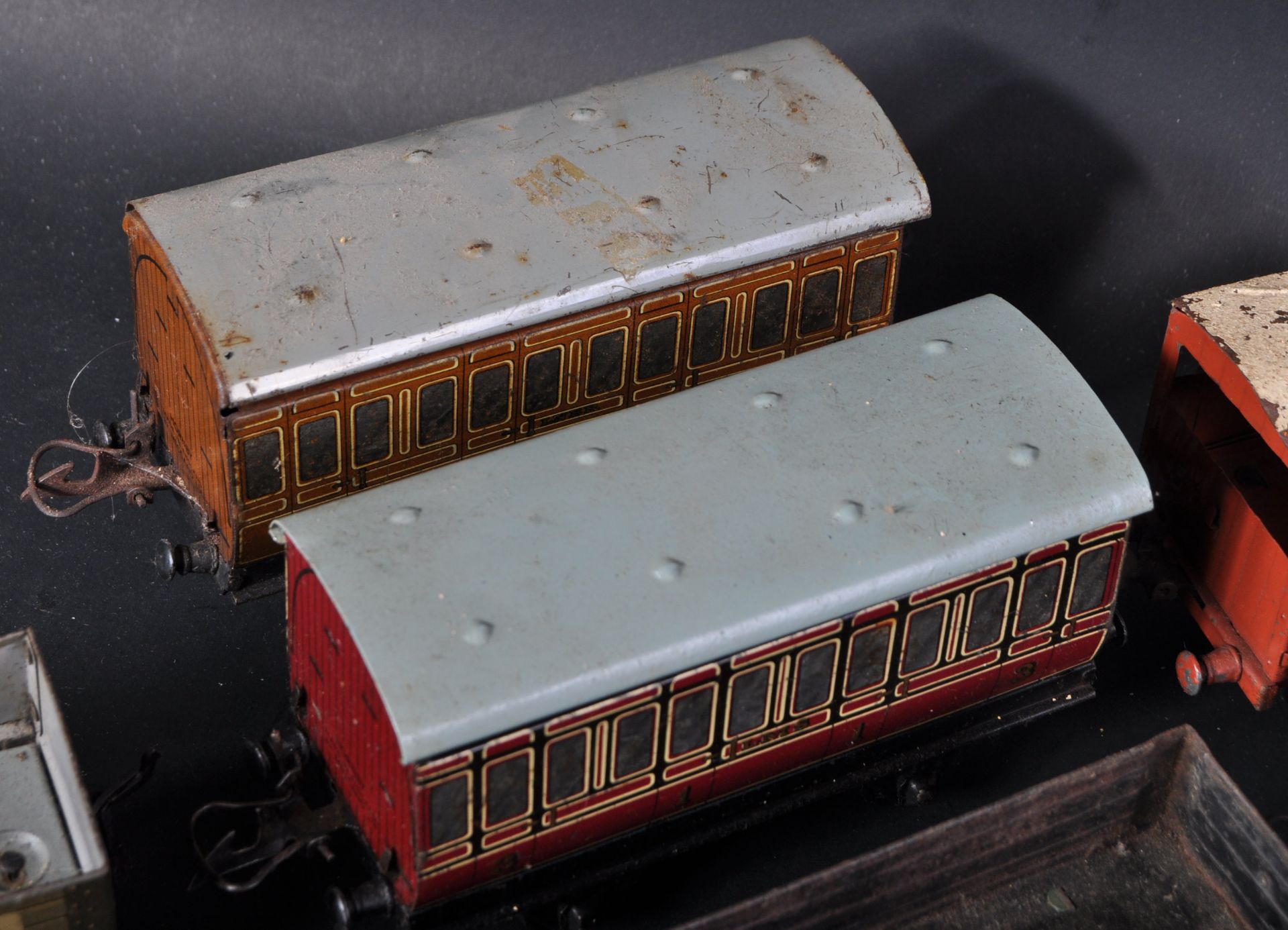 COLLECTION OF ASSORTED O GAUGE TIN PLATE LOCOMOTIVE WAGONS - Image 8 of 12