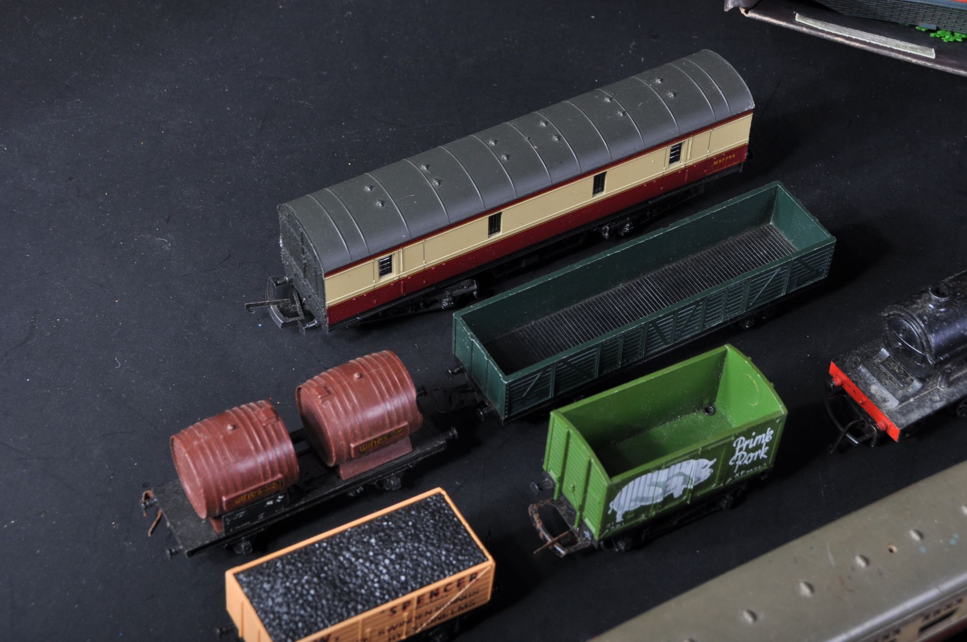 LARGE COLLECTION OF ASSORTED 00 GAUGE MODEL RAILWAY ITEMS - Image 4 of 10