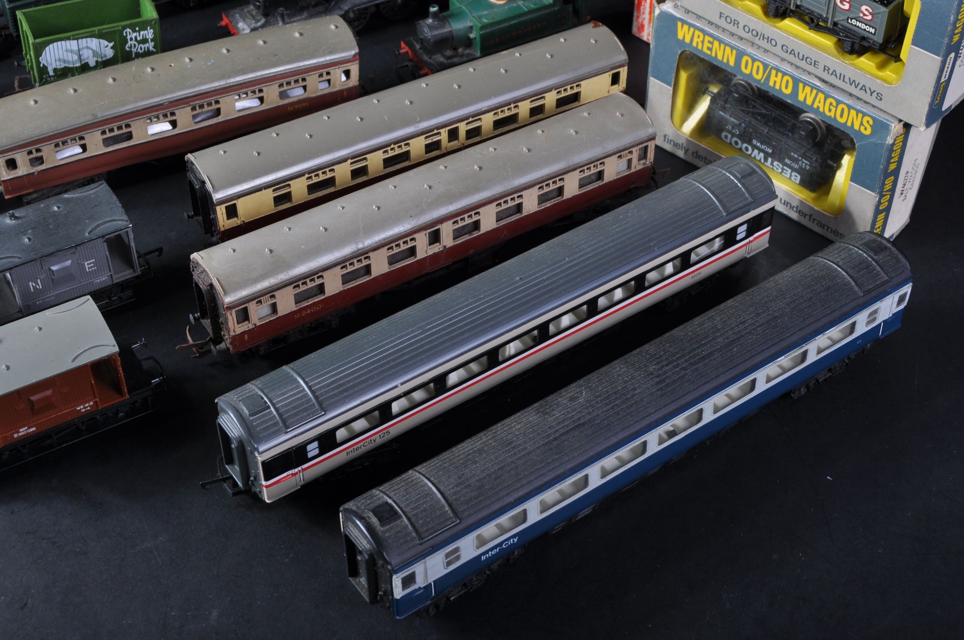 LARGE COLLECTION OF ASSORTED 00 GAUGE MODEL RAILWAY ITEMS - Image 2 of 10