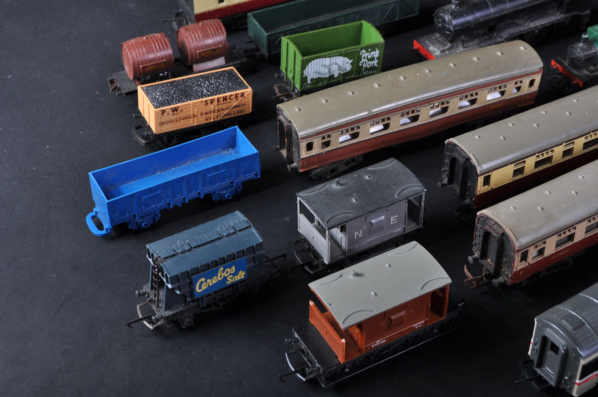LARGE COLLECTION OF ASSORTED 00 GAUGE MODEL RAILWAY ITEMS - Image 3 of 10