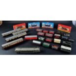 LARGE COLLECTION OF ASSORTED 00 GAUGE MODEL RAILWAY ROLLING STOCK