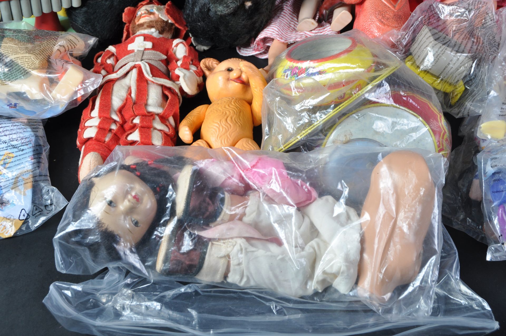 LARGE COLLECTION OF ASSORTED VINTAGE TOYS - Bild 3 aus 11