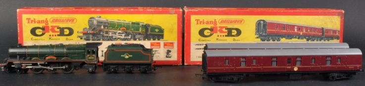 VINTAGE TRIANG 00 GAUGE MODEL RAILWAY LOCO AND CARRIAGES