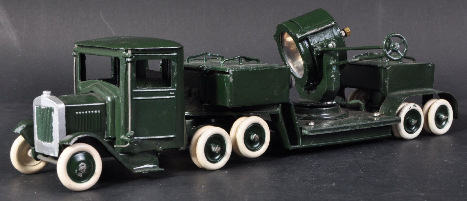 VINTAGE BRITAINS DIECAST UNDERSLUNG MILITARY LORRY & SEARCH LIGHT