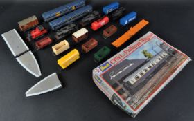 COLLECTION OF ASSORTED 00 GAUGE MODEL RAILWAY LOCOS & WAGONS