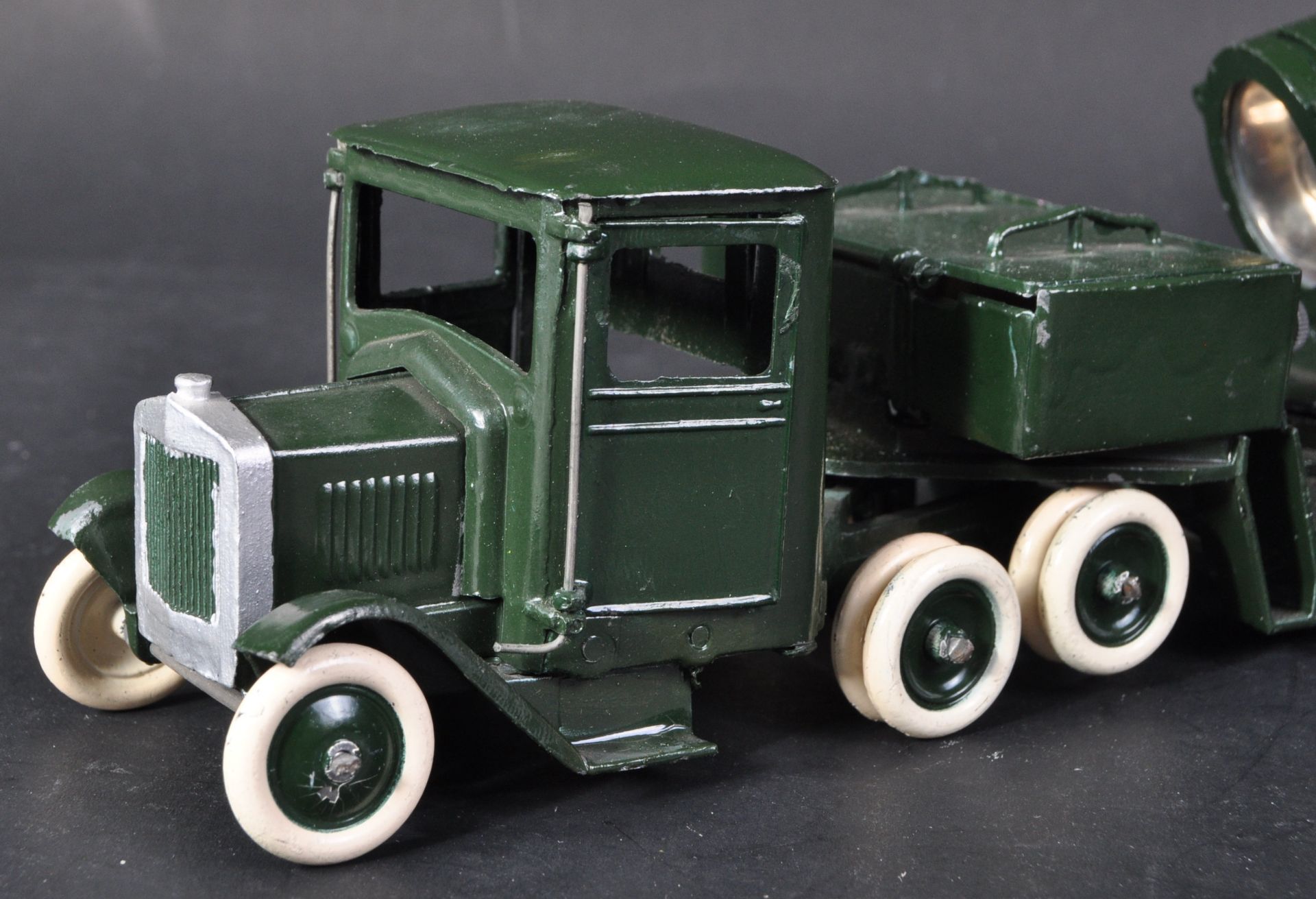 VINTAGE BRITAINS DIECAST UNDERSLUNG MILITARY LORRY & SEARCH LIGHT - Image 2 of 6