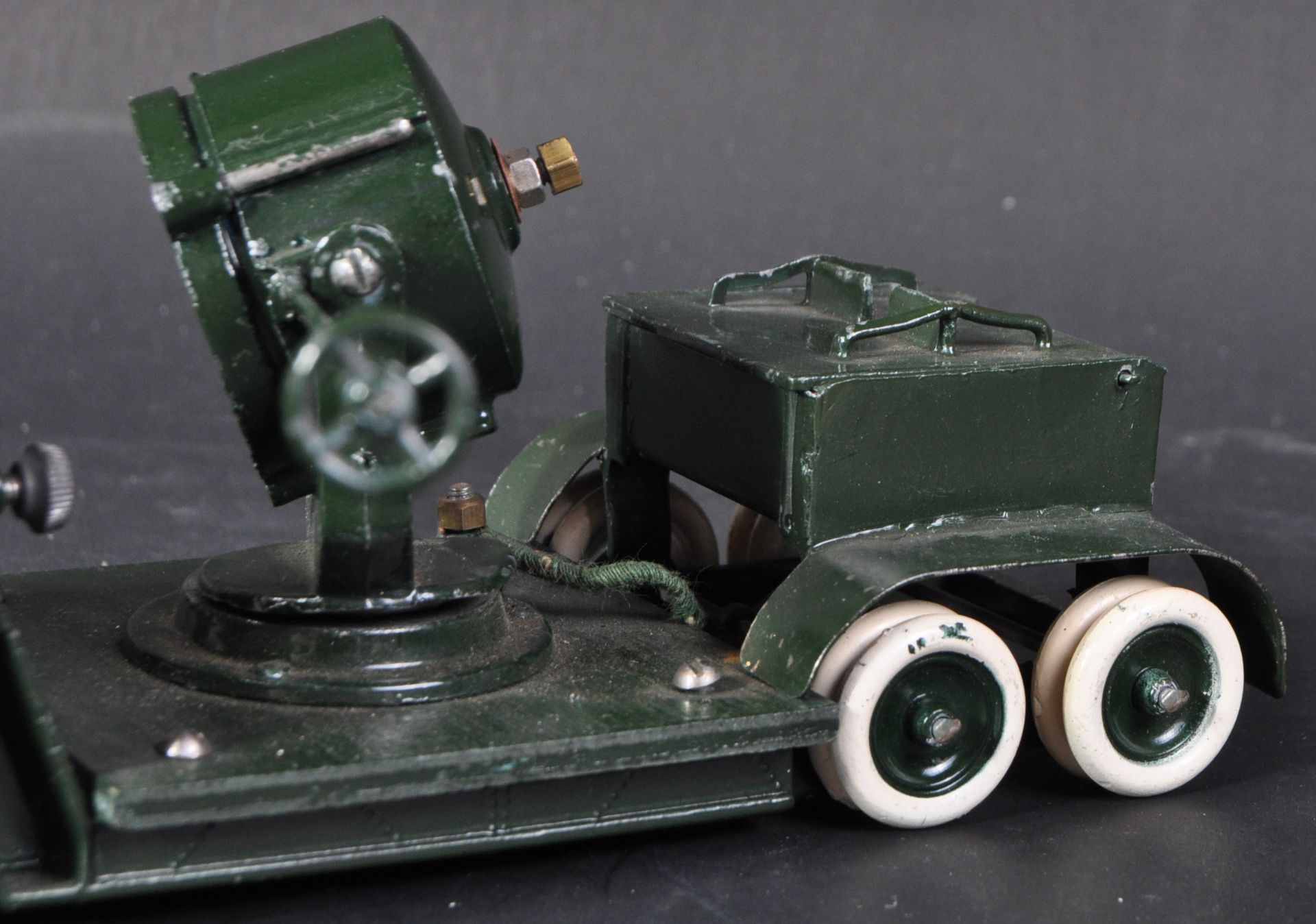 VINTAGE BRITAINS DIECAST UNDERSLUNG MILITARY LORRY & SEARCH LIGHT - Image 4 of 6