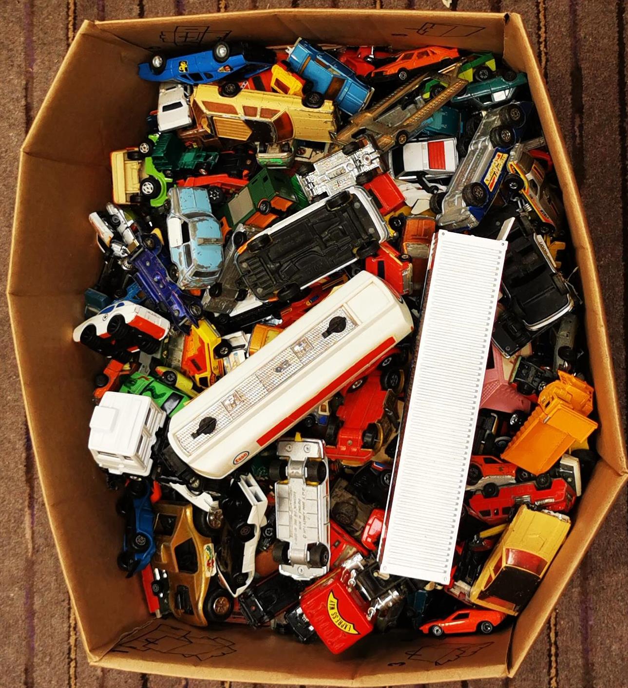 LARGE COLLECTION OF ASSORTED LOOSE DIECAST MODELS