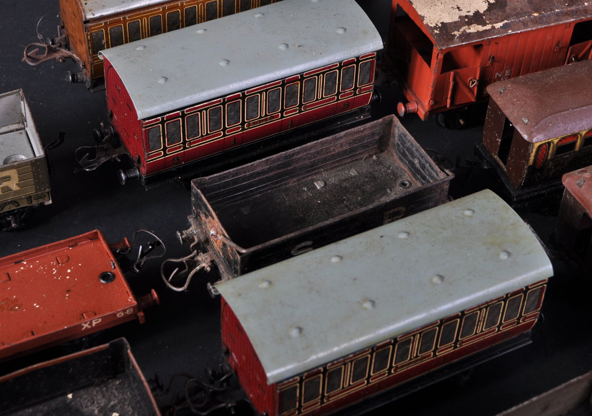 COLLECTION OF ASSORTED O GAUGE TIN PLATE LOCOMOTIVE WAGONS - Image 5 of 12