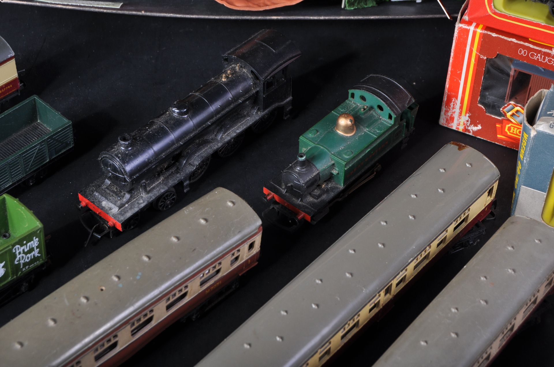 LARGE COLLECTION OF ASSORTED 00 GAUGE MODEL RAILWAY ITEMS - Image 5 of 10