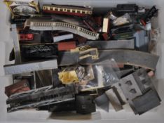 COLLECTION OF 00 GAUGE MODEL RAILWAY WAGONS & ACCESSORIES