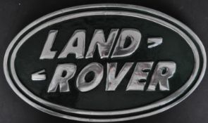 A 20TH CENTURY VINTAGE STYLE LAND ROVER CAR BADGE/PLAQUE