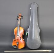 EARLY 20TH CENTURY VIOLIN WITH BOW AND CASE.