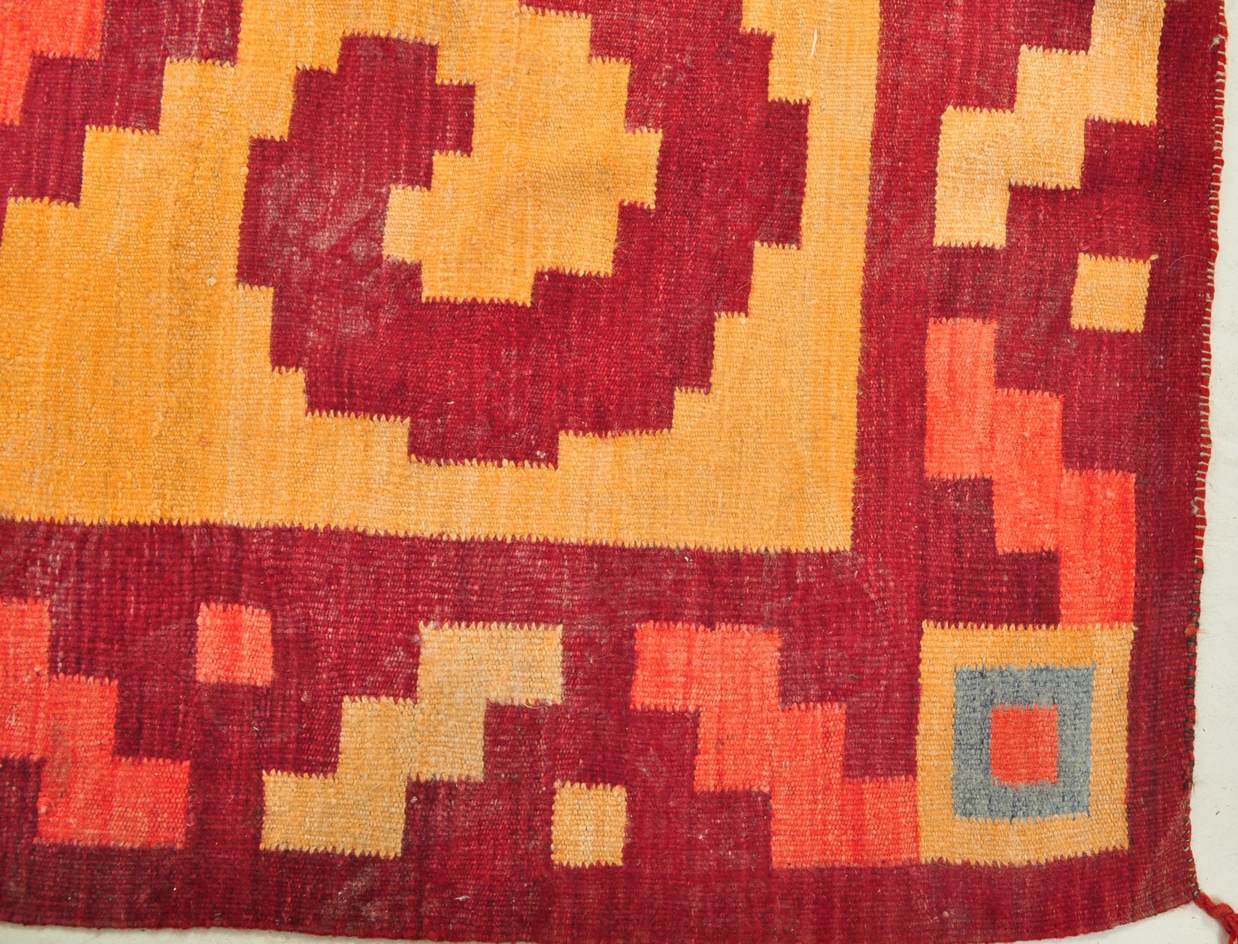 A VINTAGE SOUTH AMERICAN NAVAJO KILIM STYLE FLOOR RUG - Image 4 of 5