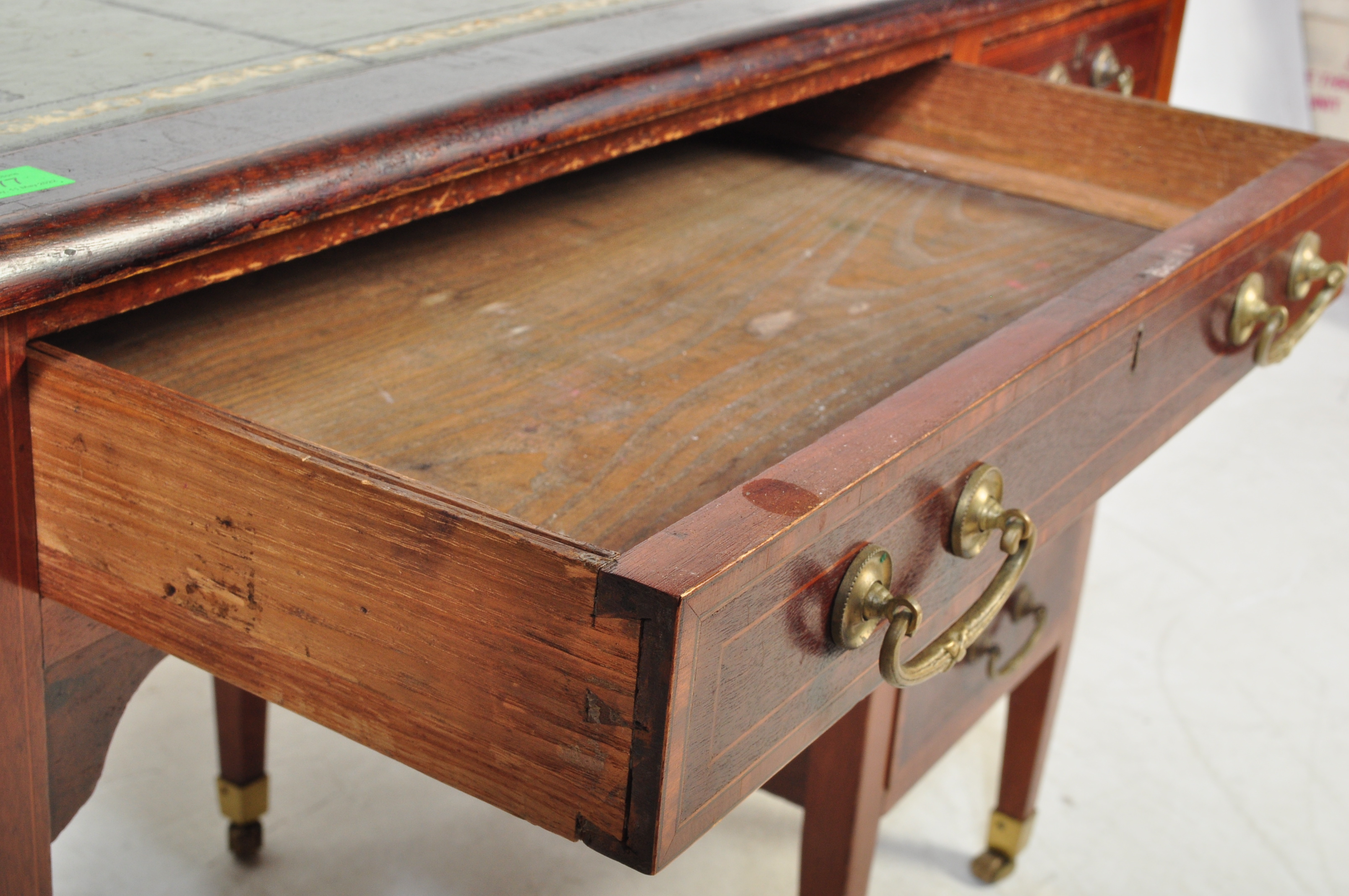 AN EDWARDIAN MAHOGANY LEATHER TOP WRITING DESK/TABLE - Image 4 of 7