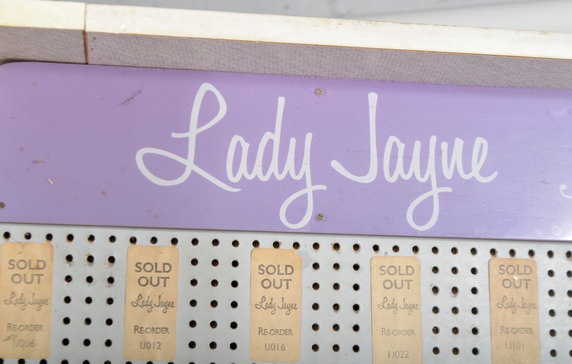 VINTAGE ADVERTISING - LADY JAYNE HAIR SHOP DISPLAY STAND - Bild 2 aus 7