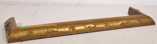 EARLY 20TH CENTURY ART NOUVEAU BRASS FIRE FENDER