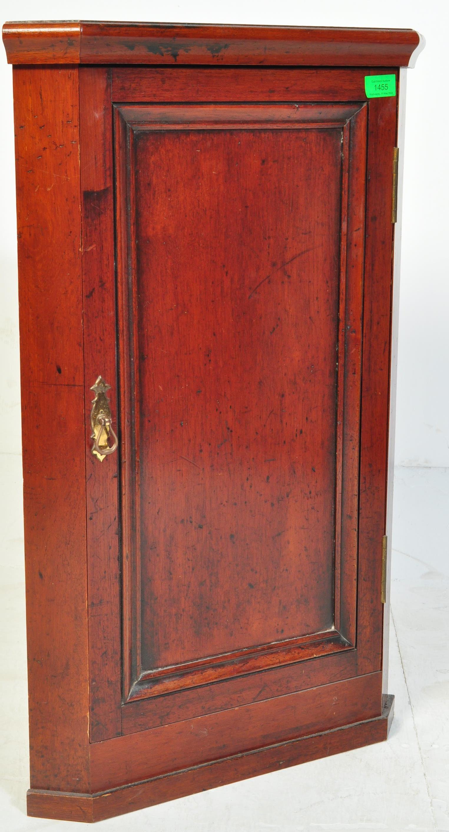 A 19TH CENTURY GEORGIAN MAHOGANY CORNER CUPBOARD / CABINET