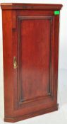 A 19TH CENTURY GEORGIAN MAHOGANY CORNER CUPBOARD / CABINET