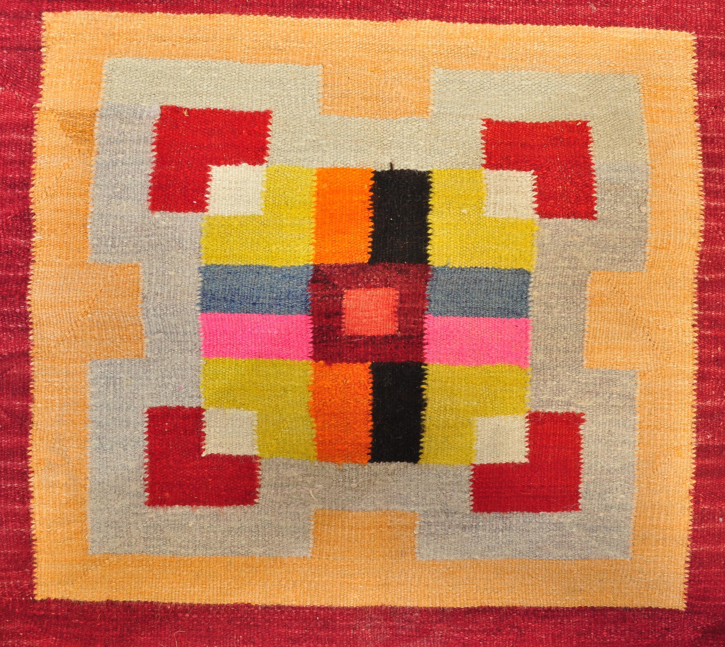 A VINTAGE SOUTH AMERICAN NAVAJO KILIM STYLE FLOOR RUG - Image 3 of 5