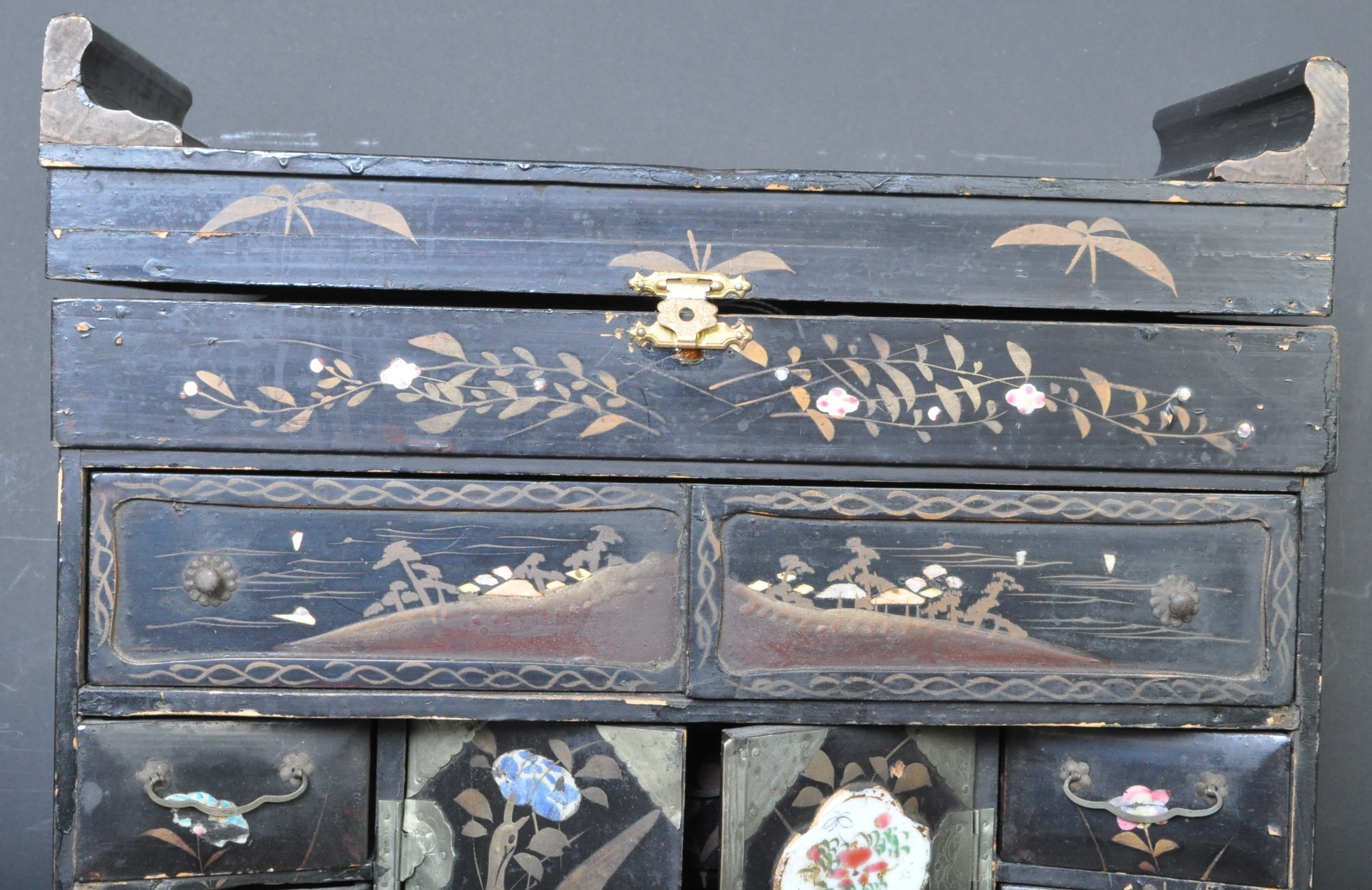 19TH CENTURY CHINESE BLACK LACQUER CABINET - Image 2 of 8