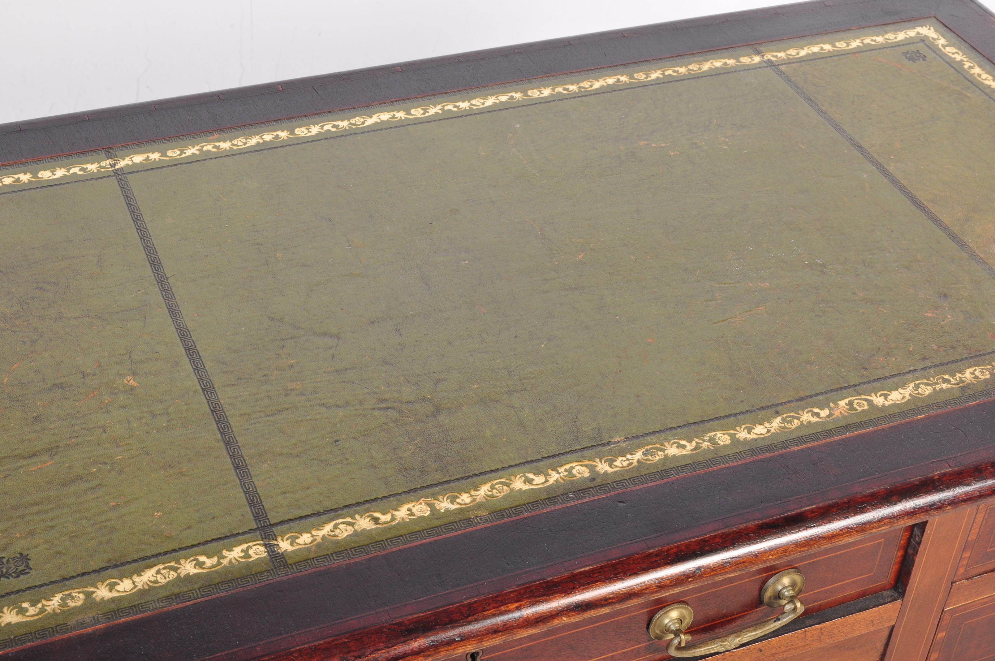 AN EDWARDIAN MAHOGANY LEATHER TOP WRITING DESK/TABLE - Image 3 of 7