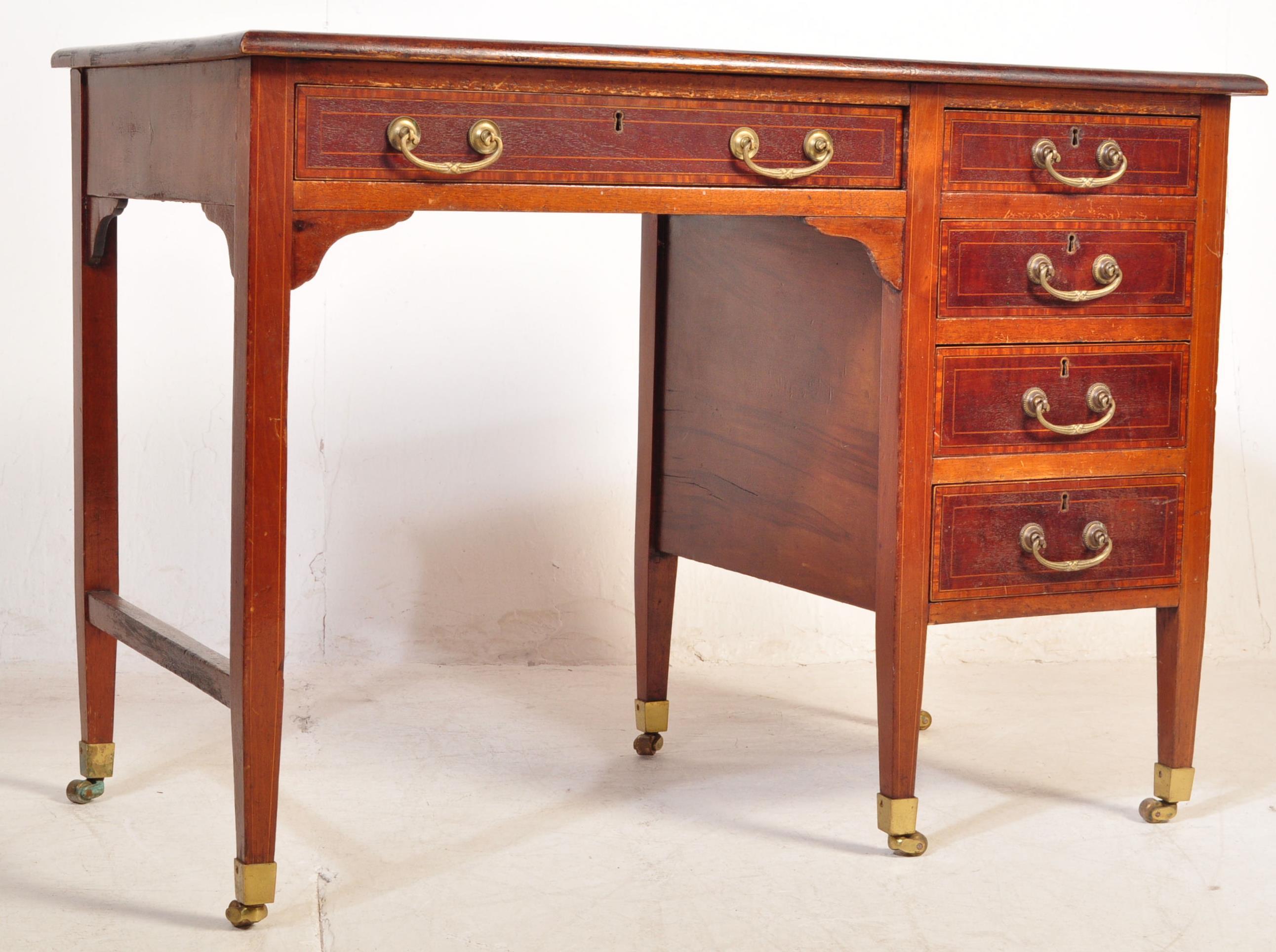 AN EDWARDIAN MAHOGANY LEATHER TOP WRITING DESK/TABLE