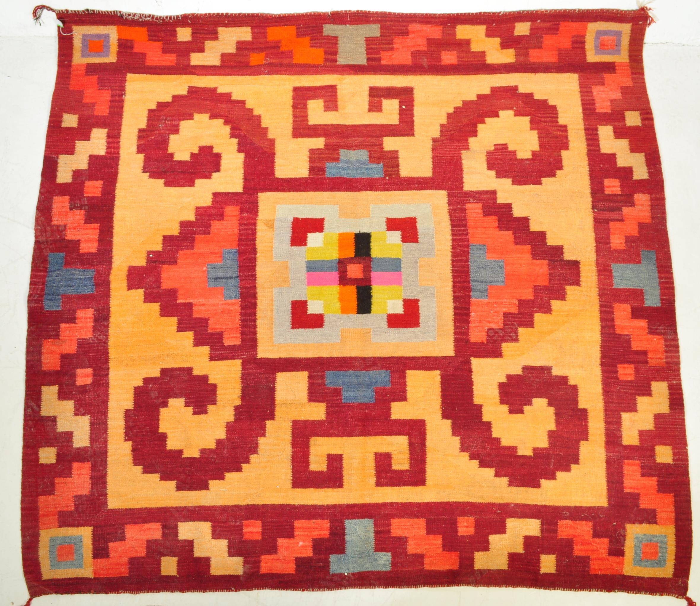 A VINTAGE SOUTH AMERICAN NAVAJO KILIM STYLE FLOOR RUG - Image 2 of 5