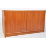 A RETRO VINTAGE MID 20TH CENTURY TEAK SIDEBOARD / CABINET