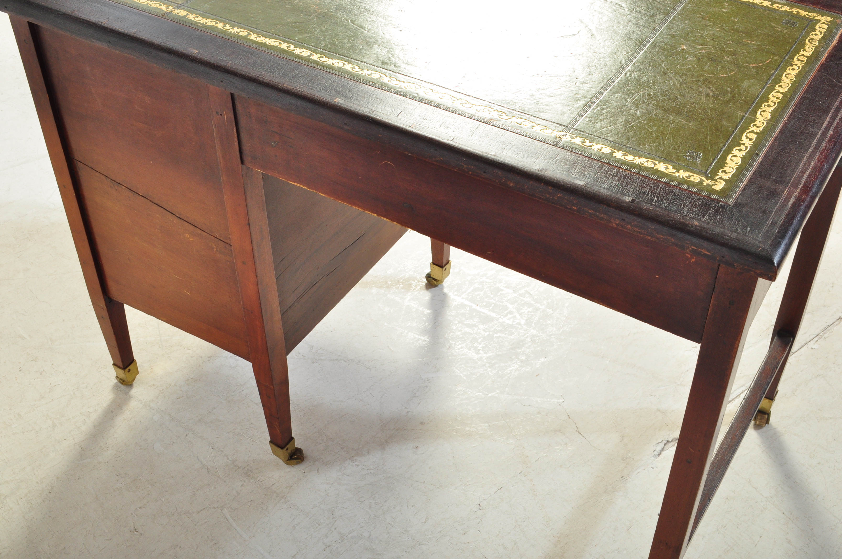 AN EDWARDIAN MAHOGANY LEATHER TOP WRITING DESK/TABLE - Image 6 of 7