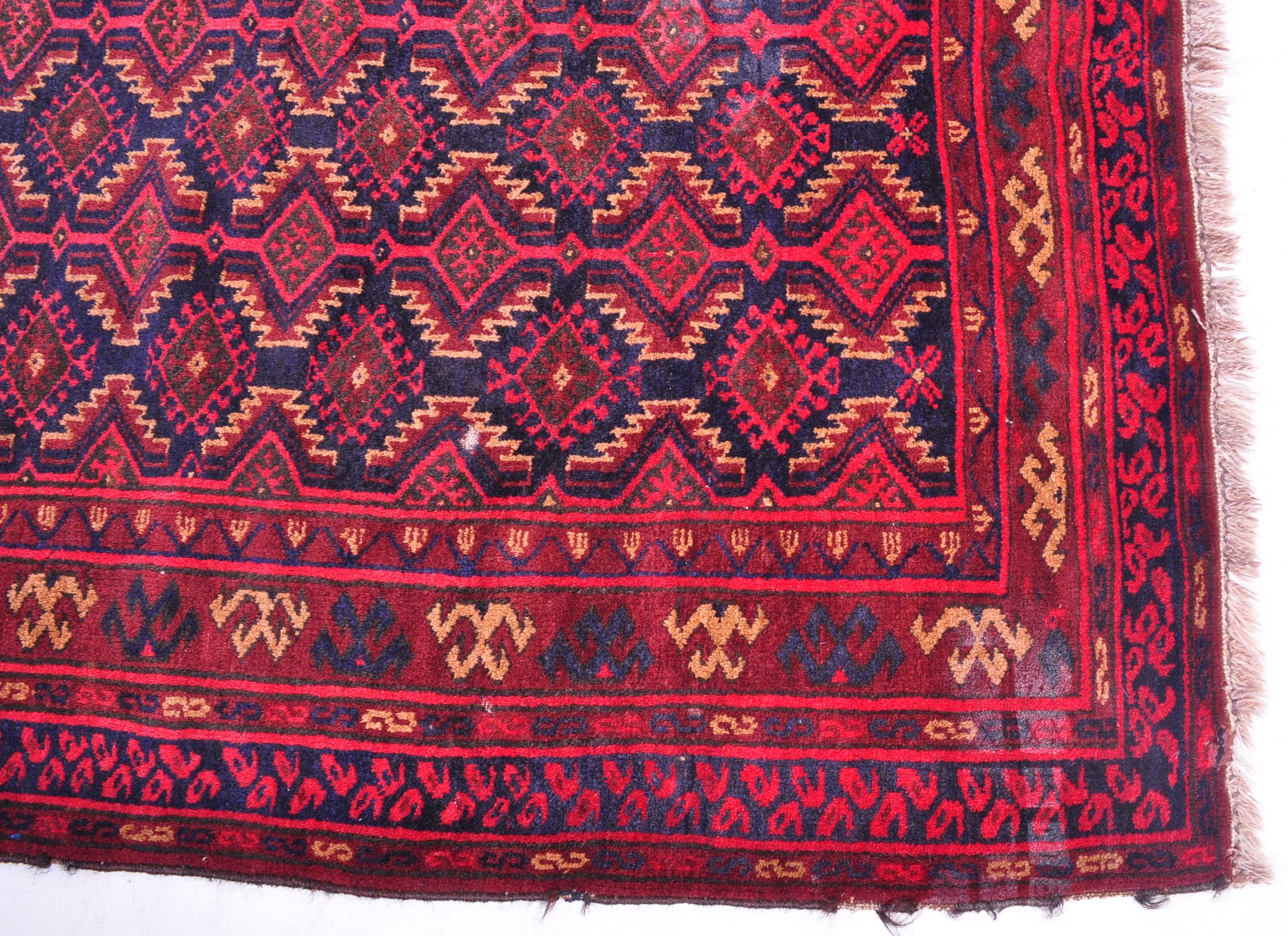 AN EARLY 20TH CENTURY ISLAMIC TURKOMAN SUZANY FLOOR RUG - Image 5 of 7