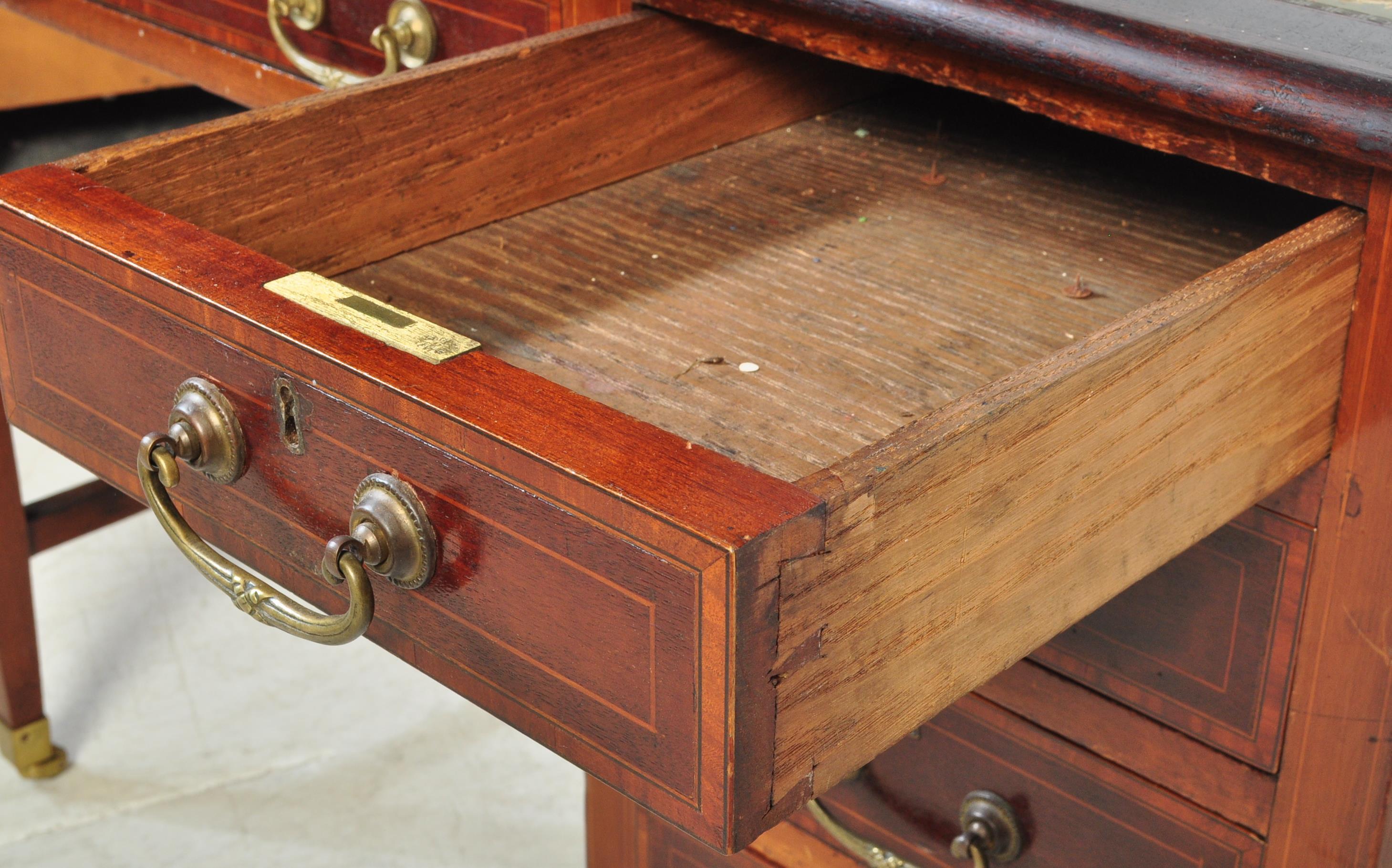 AN EDWARDIAN MAHOGANY LEATHER TOP WRITING DESK/TABLE - Image 5 of 7