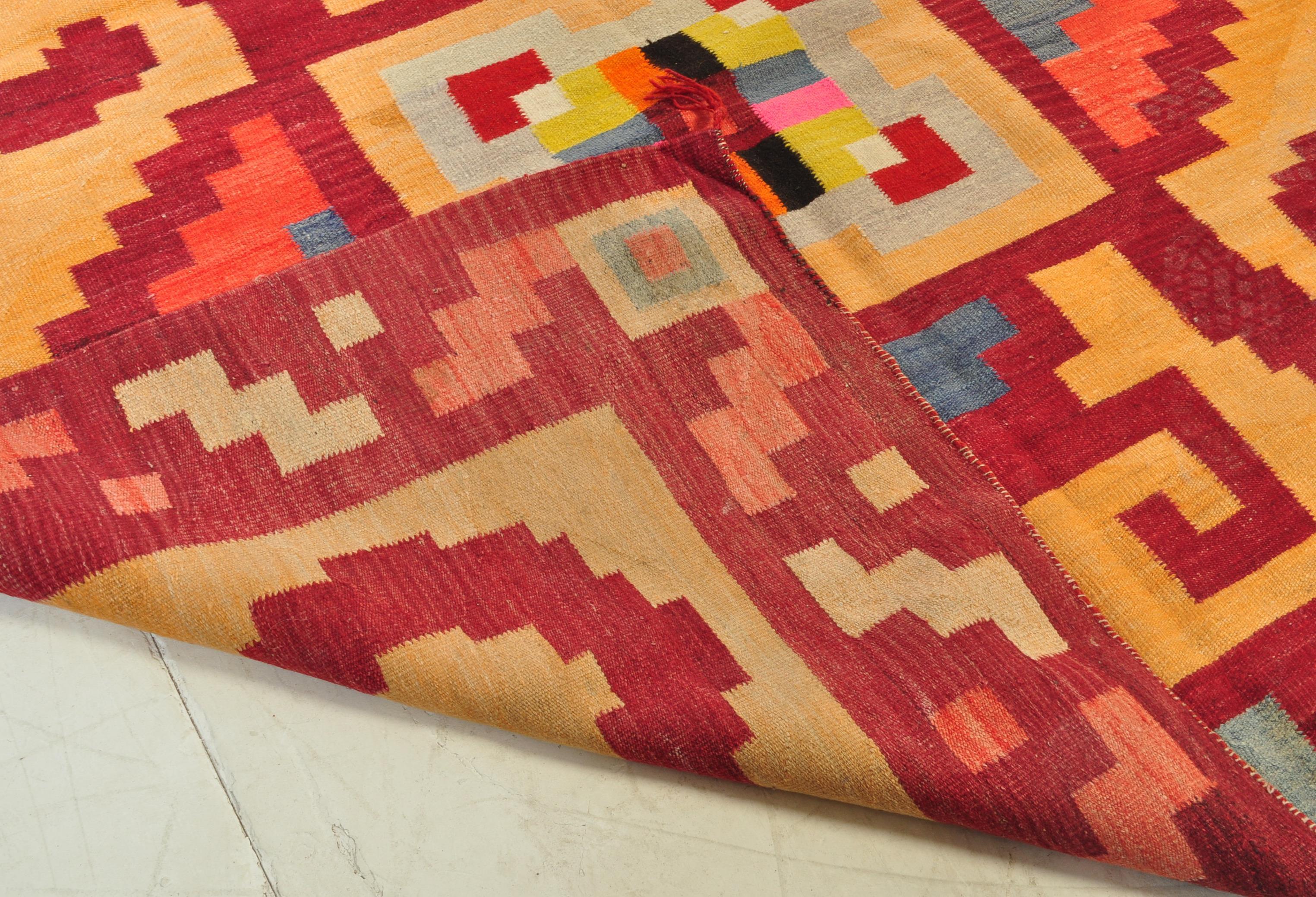 A VINTAGE SOUTH AMERICAN NAVAJO KILIM STYLE FLOOR RUG - Image 5 of 5